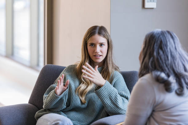 La sophrologie aide à calmer les tensions mentales. En effet, cette méthode associe la respiration, la visualisation et la relaxation.