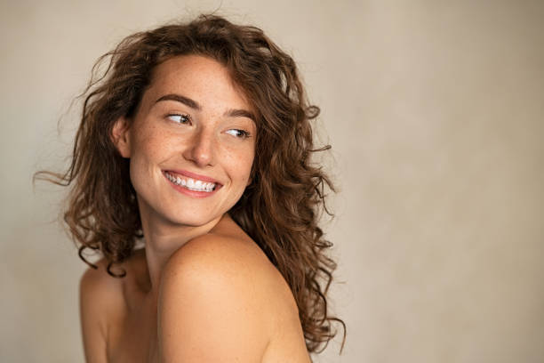 Avant de renforcer les cheveux fins, il faut d’abord comprendre leur fragilité. Ainsi, il devient plus simple de les traiter efficacement.