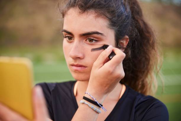 Pour commencer, il est crucial de préparer vos cheveux correctement. Ainsi, vous optimisez la tenue de votre coiffure.