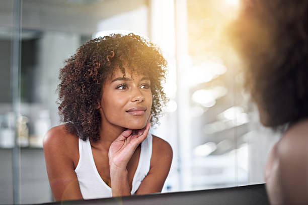 Les cheveux fragiles ont souvent une origine multiple. Ils peuvent être liés au stress, à une alimentation déséquilibrée ou à des soins