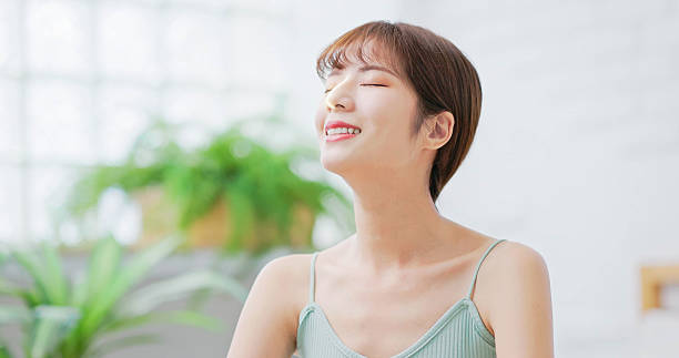 Une alimentation saine reste la première clé pour stimuler la pousse des cheveux. En effet, les cheveux ont besoin de vitamines,